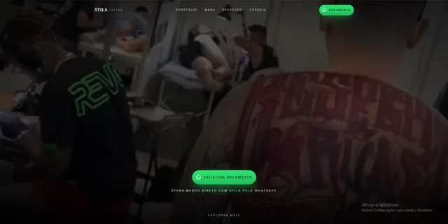 Página inicial do site Átila Tattoo, com foto do estúdio ao fundo, menu e botão para solicitar orçamento pelo WhatsApp.
